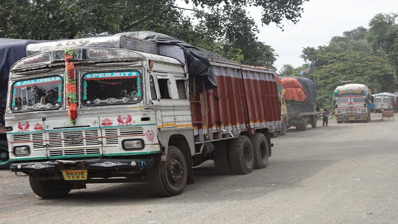 ৮ ঘন্টা বন্ধের পর সোনামসজিদ স্থলবন্দরে প্রবেশ করেছে ভারতীয় ট্রাক